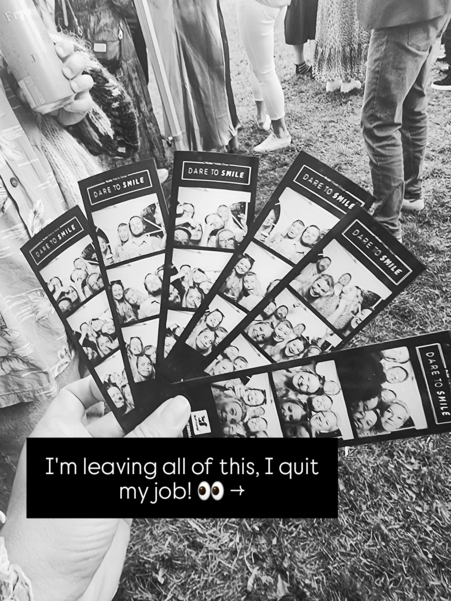 Tangan memegang setumpuk strip foto dari photo booth. Di foto tertulis «I'm leaving all of this, I quit my job!».